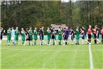 Ein letzter Handshake vor dem Derby zwischen SV Friesen (grün) und TSV Sonnefeld. 