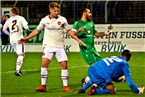Die Nürnberger Versicherung sind in diesem Fall Feldspieler Jonas Hofmann und Keeper Nikola Vasilj, die Schweinfurts Dominik Weiß am Torschuss hinderten.