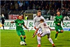 Schweinfurts Dominik Weiß führt den Ball gegen zwei Nürnberger.