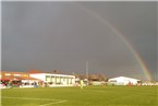 Für Fußballromantiker. Ein durchgehender Regenbogen über dem Bucher Sportgelände während der Landesliga-Partie. Der favorisierte TSV setzte sich am Ende aufgrund einer starken Defensive mit 2:0 gegen die Gäste durch.