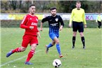 Vachs Andreas Liebel spielt das Leder zurück zum eigenen Keeper, ehe Unterpleichfelds Neuzugang Alessandro Hatzis eingreifen kann.