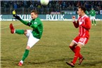 Der Schweinfurter Christopher Kracun hebt mit geschlossenen Augen den Ball gegen den Münchner Fabian Benko.