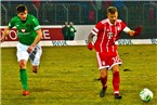 Der Schweinfurter Kevin Fery hält gegen den ballführenden Münchner Niklas Dorsch Abstand.