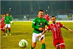 Der Schweinfurter Patrick Wolf (links) und der Münchner Angelo Mayer sehen den Ball ins Toraus trudeln.