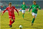 Münchens Fabian Benko zieht mit Ball am Schweinfurter Herbert Paul vorbei.