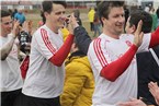 Florian Goller, Martin Hellmuth und Tobias Zollnhofer (v.re.n.li.) feiern mit dem Fanclub der HPZ-Börschla den dritten Pflichtspielsieg in Serie.