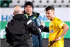 Smalltalk nach dem Spiel: Florian Wursterer (schwarz), Kleeblatt-Coach Timo Rost und Ivan Knezevic (gelb).