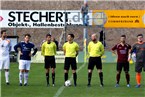 Das Schiedsrichtergespann um Maximilian Ziegler (1. FC Lindach, Mi.) mit beiden Kapitänen - links Christopher Autsch vom VfL Frohnlach und rechts Simon Exner von der Spieli aus Erlangen.