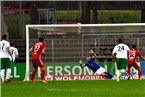 Bei diesem frühen Elfmeter verlud Memmingens 23er 01 Burak Coban den FC 05-Keeper Alexander Eiband zum 0:1.