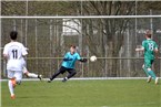 Glück für Keeper Lucas Lutz – der Ball streicht knapp vorbei.