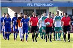 Das souveräne Schiedsrichtergespann um Hauptreferee Peter Frank (Mi.) führt die beiden Mannschaften auf's Feld - dabei Frohnlach in blau und Mitterteich in grün-weiß.