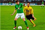 Der Schweinfurter 08 Kevin Fery schirmt den Ball gegen den Bayreuther Julian Kolbeck ab.