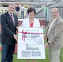 Hyazintha Fuchs bekam von den Stadtvätern Andreas Starke (li.) und Werner Hippelius als Dank für ihre langjährige Sponsorentätigkeit und den vorangetriebenen Stadionumbau ein Präsent überreicht.