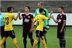Beide Mannschaften begegneten sich vor der Begegnung nochmals bei einem fairen Shake-Hands - die Hofer Bayern dabei in gelben Trikots, während der FC Lichtenfels in roten Trikots antrat.