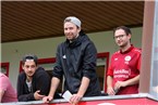 Große Prominenz war auch heute wieder auf dem FCL-Balkon vertreten - Bastian Gutgesell, der als Spielertrainer nach Obersdorf gewechselte Steffen Hönninger und Stadionsprecher Pascal Scholz (v.re.n.li.) waren heute auch im Karl-Fleschutz-Stadion zu Lichtenfels vertreten.
