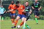 Die SG Quelle Fürth (in orange) hielt gegen den favorisierten Bayernligisten um Kapitän Tobias Herzner über weite Strecken gut dagegen und hätte zumindest einen Torerfolg verdient gehabt.