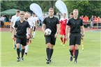  Angeführt vom Schiedsrichtergespann um Thomas Ehrnsperger betreten die Mannschaften des SV Memmelsdorf (rot) und des FC Eintracht Bamberg (weiß) das Spielfeld.
 