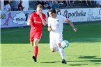  Daniel Schardt (re.) vom 1. FC Lichtenfels schirmt den Ball gegen Maximilian Kundt ab.
