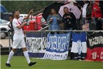 Ismail Yüce feiert seinen Treffer vor den Fans.