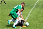  Fast auf dem Hosenboden ist Robin Renner (u.) im Duell mit Robin Tögel (o.) gelandet, letztlich blieb der FC Eintracht Bamberg aber verdient obenauf.
 