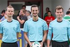 Die Partie wurde von Schiedsrichter Patrick Höfer (Mi.) vom SC Feucht geleitet, der assistiert wurde Jonas Lux (li.) vom FC Nagelberg  und Julian Leykamm (re.) vom TSV Kleinschwarzenlohe. 