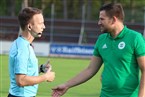 Gespräch zwischen Schiedsrichter Quirin Demlehner und Laufs Trainer Daniel Hanisch.