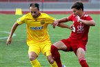 Kampf um den Ball zwischen Altstadts Anton Makarenko (gelb) und Coburgs Davide Dilauro (rot).