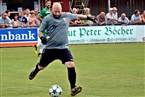 Abtswinds Keeper Florian Warschecha schlägt den Ball ab.