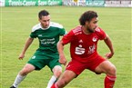  Friesens Kapitän Hannes Nützel (grün) und FCC-Akteur Tevin McCullough (rot) im Kampf um den Ball.