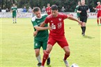 Coburgs Sertan Sener (rot) im Duell mit SVF-Spielführer Hannes Nützel (grün).