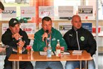 Die beiden Trainer Dieter Schlereth (Sand, li.) und Mario Bail (Bamberg, re.) bei der von Klaus Schmitt von der DJK moderierten Pressekonferenz nach dem Spiel. 