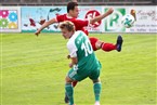 FCL-Kapitän Daniel Schardt (rot) klärt das Leder vor dem herangestürmten Mitterteicher Daniel Cavelius (grün).