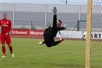 Da kann sich Laufs Torhüter Lucas Lutz strecken wie er will. Der Kopfball von Tom Hartlehnert senkte sich zum 1:1-Ausgleich ins Tor. 