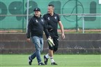 Jahn-Spielleiter Mesut Kimiz zusammen mit Torwarttrainer Thomas Oppelt.