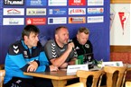 Stellte sich dann aber dennoch den Fragen der Presse. Norbert Drobny (mi.) und Gästetrainer Andreas Lang (re.) standen ebenso Rede und Antwort.
