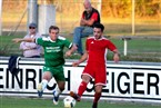 Im letzten Moment kann der eingewechselte Gästeakteur Dimitrios Fotiadis (rot) vor dem herangeeilten Fabian Müller weiterspielen zum nächsten Mann.