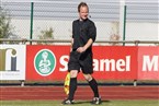 Sieht aus wie Bundesliga. Linienrichter Georg Marsching mit professionellem Headset.