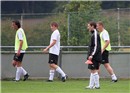 Neu-Trainer Jens Zweck (in schwarz) lässt seine Jungs vor dem Spiel ordentlich warm machen.