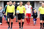 Angeführt von Schiedsrichter Philipp Eckerlein (mi.) sowie seinen Assistenten Andre Govorusic (li.) und Florian Roth (re.) betreten die Teams des FC Eintracht Bamberg (schwarz) und des SV Memmelsdorf (weiß) das Spielfeld.
