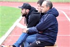 Angespannt verfolgen FC-Coach Michael Hutzler (mi.) und der verletzt neben ihm Platz nehmende Co-Trainer Tobias Ulbricht das Geschehen.