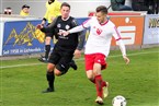  Pascal Schneider konnte den Ball vor Tobias Zollnhofer vom 1. FC Lichtenfels abschirmen.

 