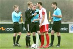 Ein letzter Handshake zwischen den beiden Spielführern Sebastian Kunick (li., TSV) und Michael Wernsdorfer.