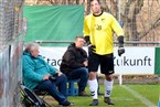 Aubstadts verletzter Keeper Christian Mack zeigt Gästereporter Rudi Dümpert, wo er Schmerzen hat.
