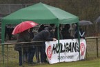 Die Fans des seriösen Vereins FC Kalchreuth hatten ihren eigenen Regenschutz dabei, um dem Dauerregen in Buckenhofen zu trotzen.