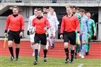 Schiedsrichter Manuel Steigerwald (Karlstadt) führt gemeinsam mit seinen Assistenten die beiden Teams aufs Feld. Die Gastgeber ganz in weiß, Neudrossenfeld ganz in grün. 