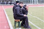 Angespannt und konzentriert blicken Co-Trainer Sebastian Brand, Trainer Werner Thomas und Spielleiter Thorsten Schirmer zu Beginn der Partie aufs Spielfeld. 