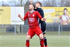 Wer gewinnt das Kopfballduell? TSV-Stürmer Udo Brehm (rot), oder der FCC-Innenverteidiger Jannik Schmidt (schwarz)?