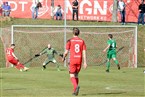 Aubstadts Martin Thomann gelingt gegen Abtswinds Keeper Florian Warschecha das 3:0.