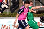Umkämpftes Duell an der Torauslinie zwischen SpVgg-Akteur Marcel Findeiß (pink) und dem SVF-Spieler David Daumann (hi.).