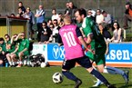 SVF-Stürmer Christian Brandt (grün) dreht vor seinem Treffer zum 1:3 nochmal auf gegen Gästeakteur Pascal Vuckov...